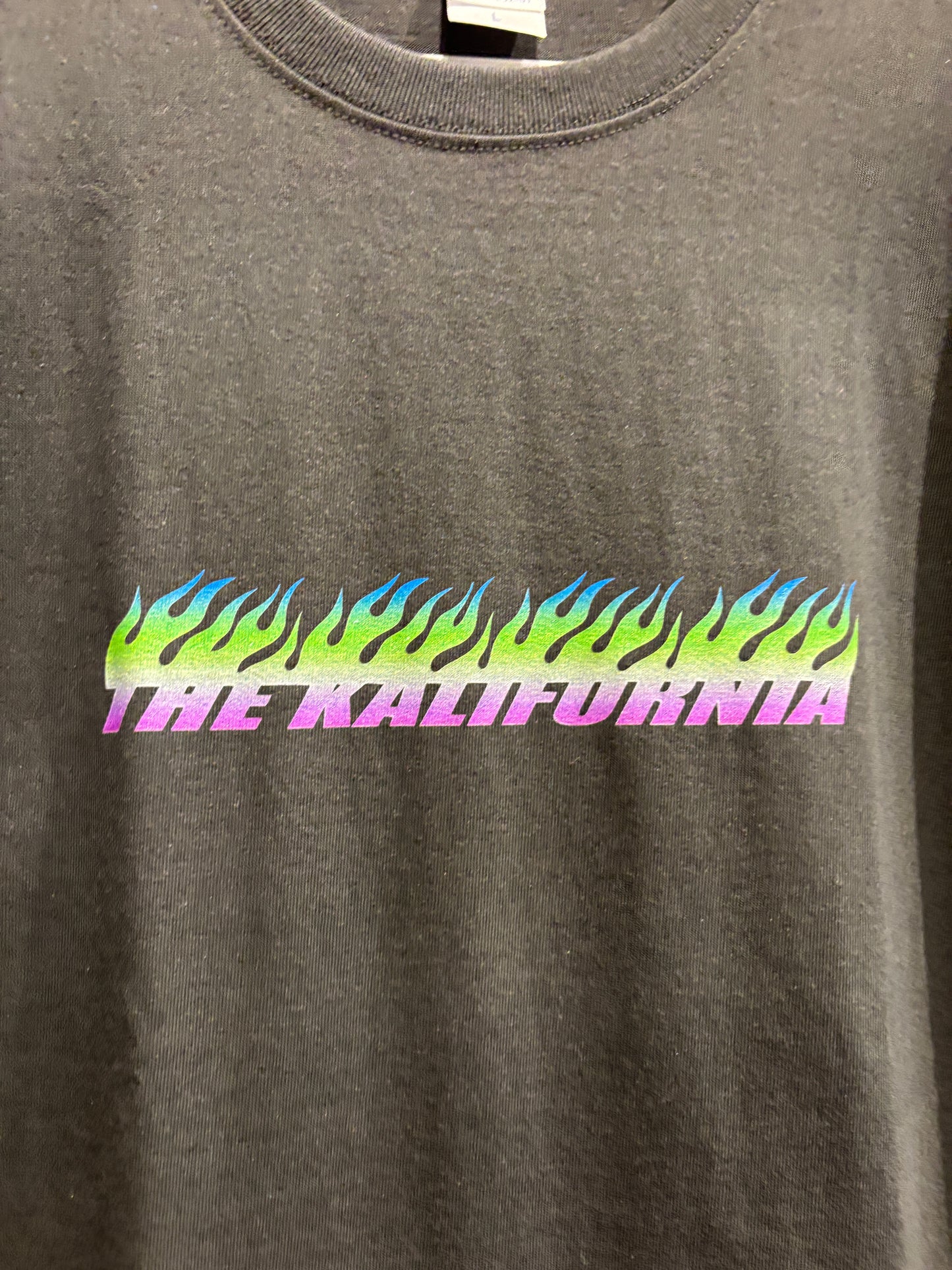 THE KALIFORNIA「フレイムスロゴTシャツ」炭クロ