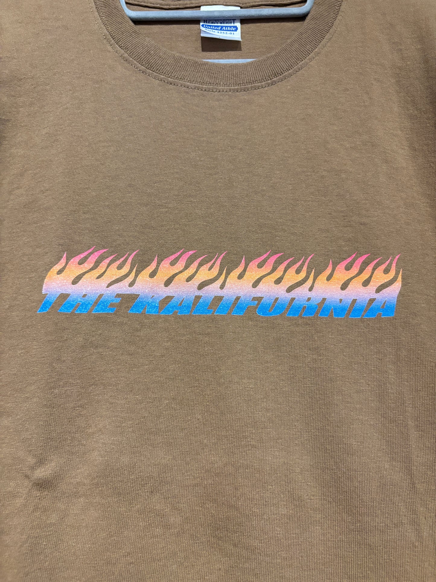 THE KALIFORNIA「フレイムスロゴTシャツ」キャラメル