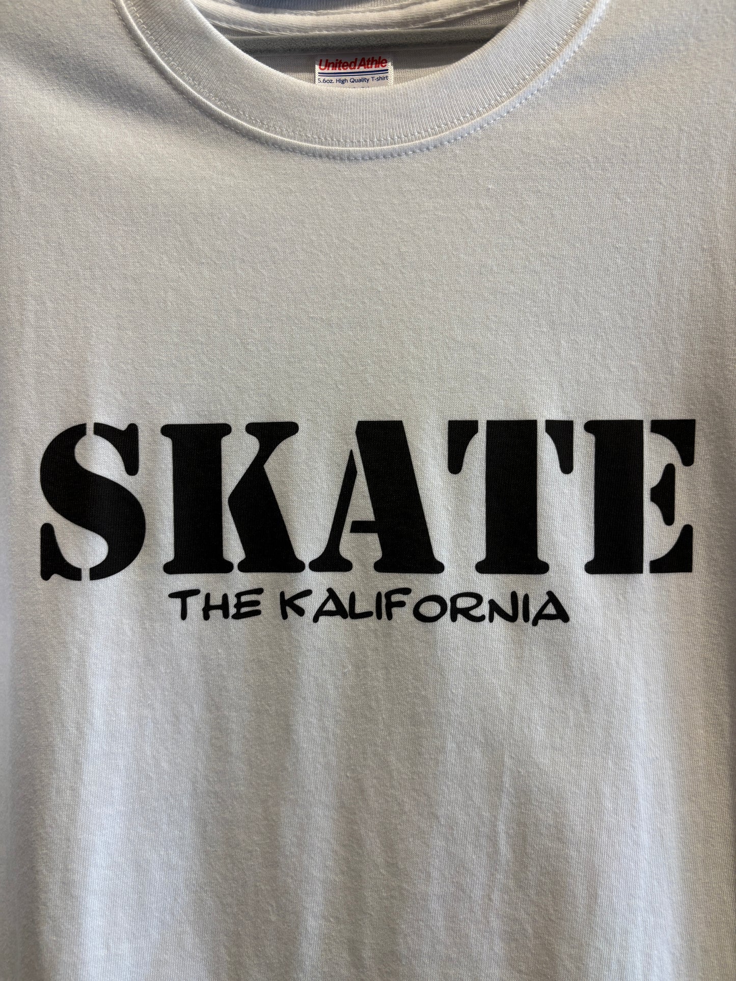 THE KALIFORNIA「KUSTOM KULTURE WORD TEE」THE NASH.氏監修「SKATE」ホワイト