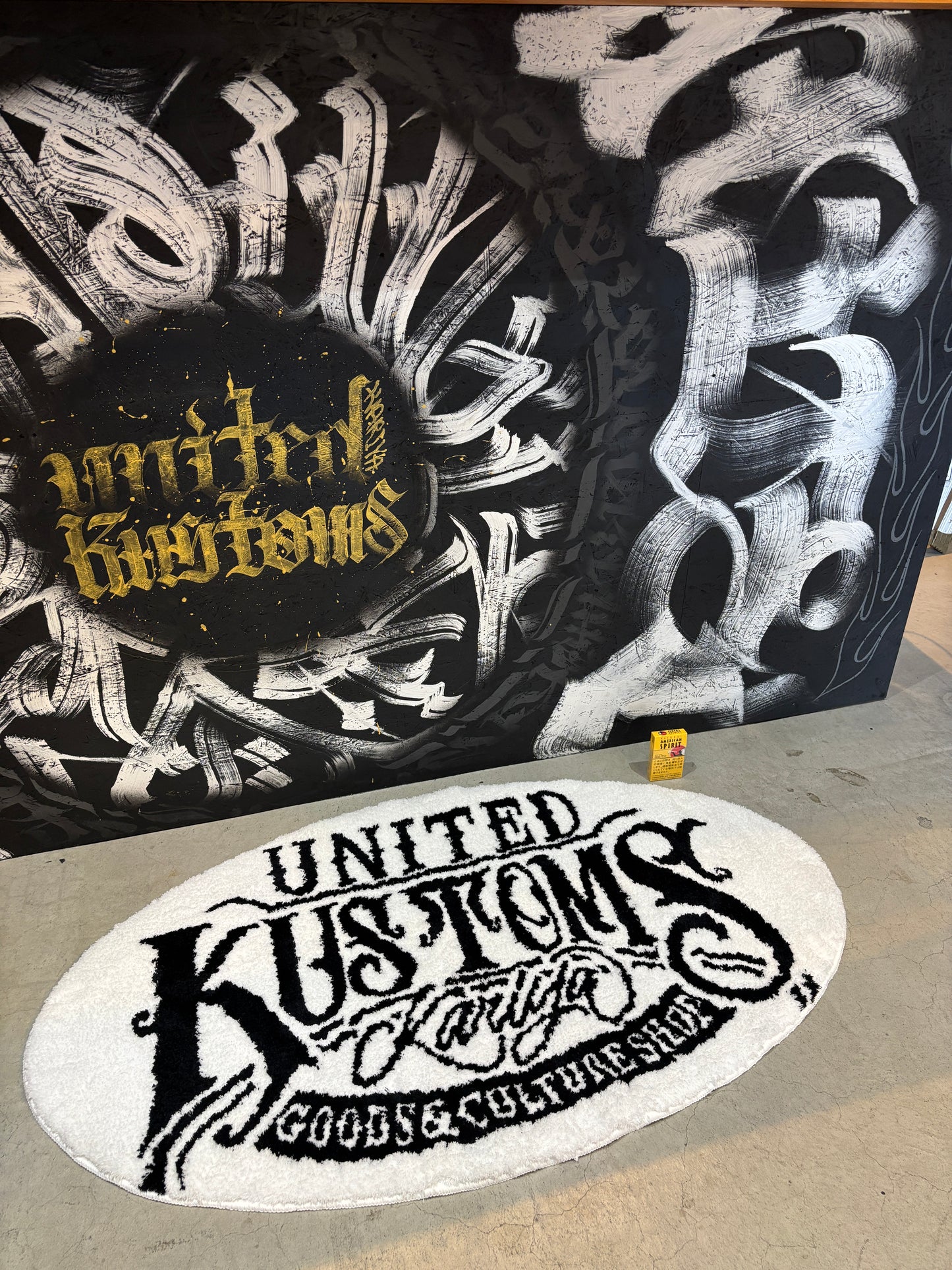 UNITED KUSTOMS 「ORIGINAL LOGO RUG」ラグマット フワモコ