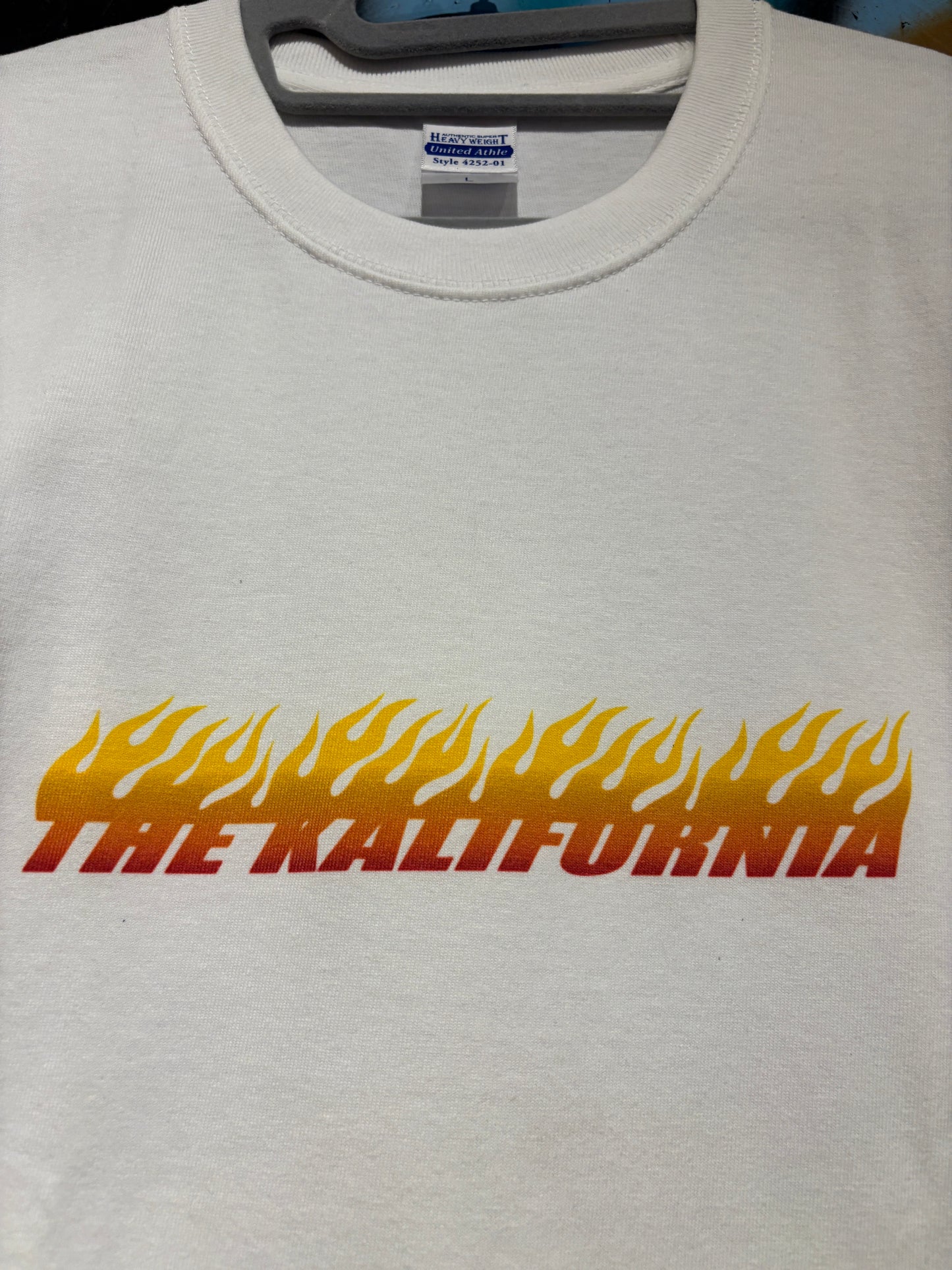 THE KALIFORNIA「フレイムスロゴTシャツ」ホワイト