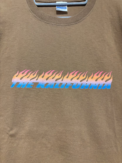THE KALIFORNIA「フレイムスロゴTシャツ」キャラメル