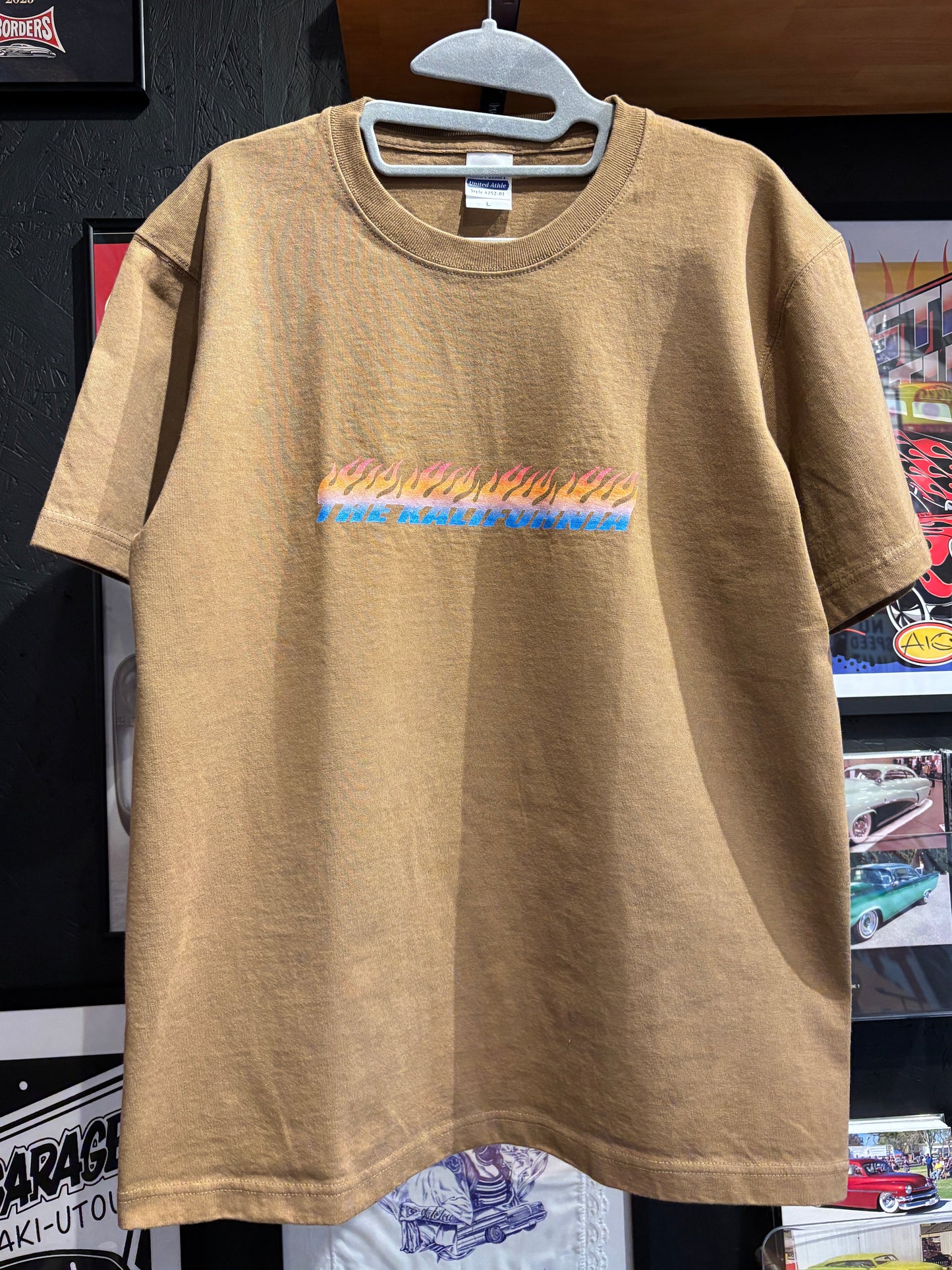 THE KALIFORNIA「フレイムスロゴTシャツ」キャラメル