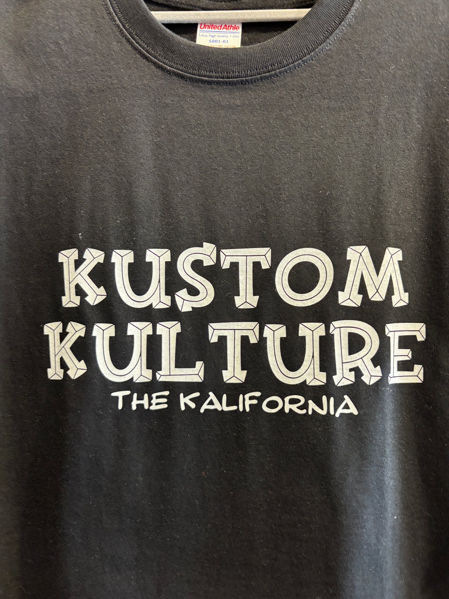 THE KALIFORNIA「KUSTOM KULTURE WORD TEE」THE NASH.氏監修「K.K」ブラック
