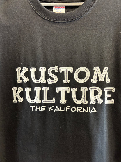 THE KALIFORNIA「KUSTOM KULTURE WORD TEE」THE NASH.氏監修「K.K」ブラック