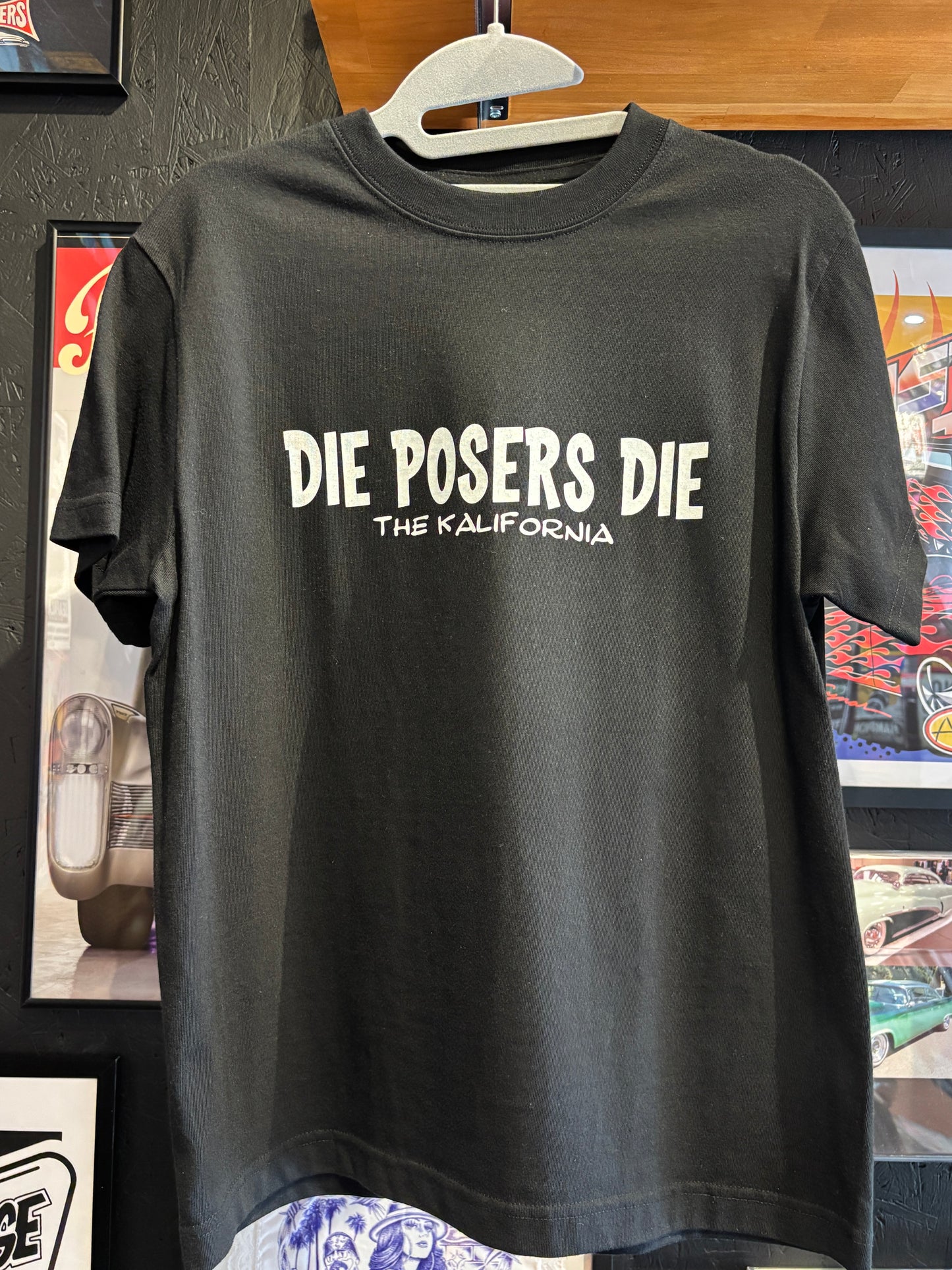 THE KALIFORNIA「KUSTOM KULTURE WORD TEE」THE NASH.氏監修「DIE POSERS DIE」ブラック