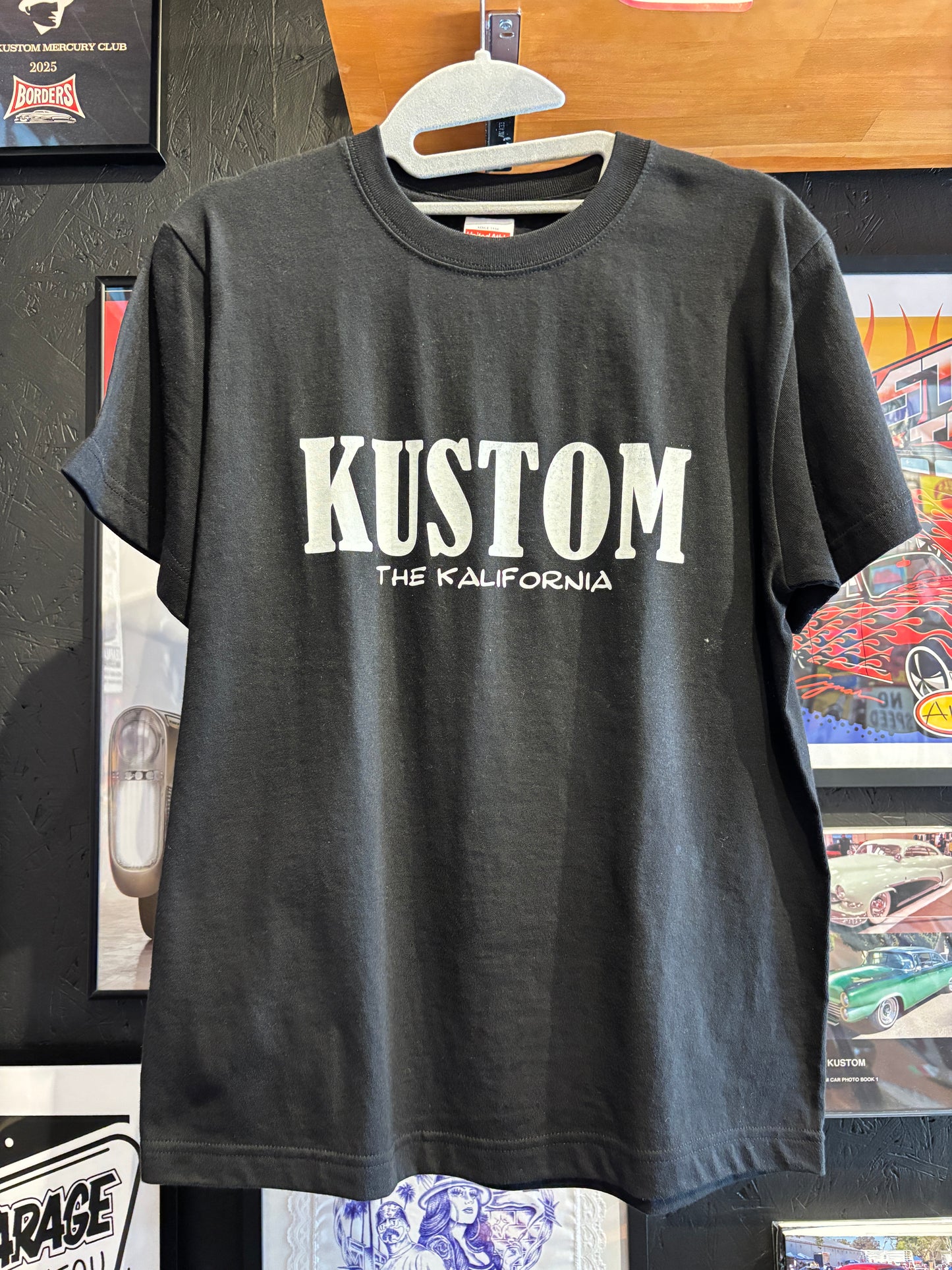 THE KALIFORNIA「KUSTOM KULTURE WORD TEE」THE NASH.氏監修「KUSTOM」ブラック