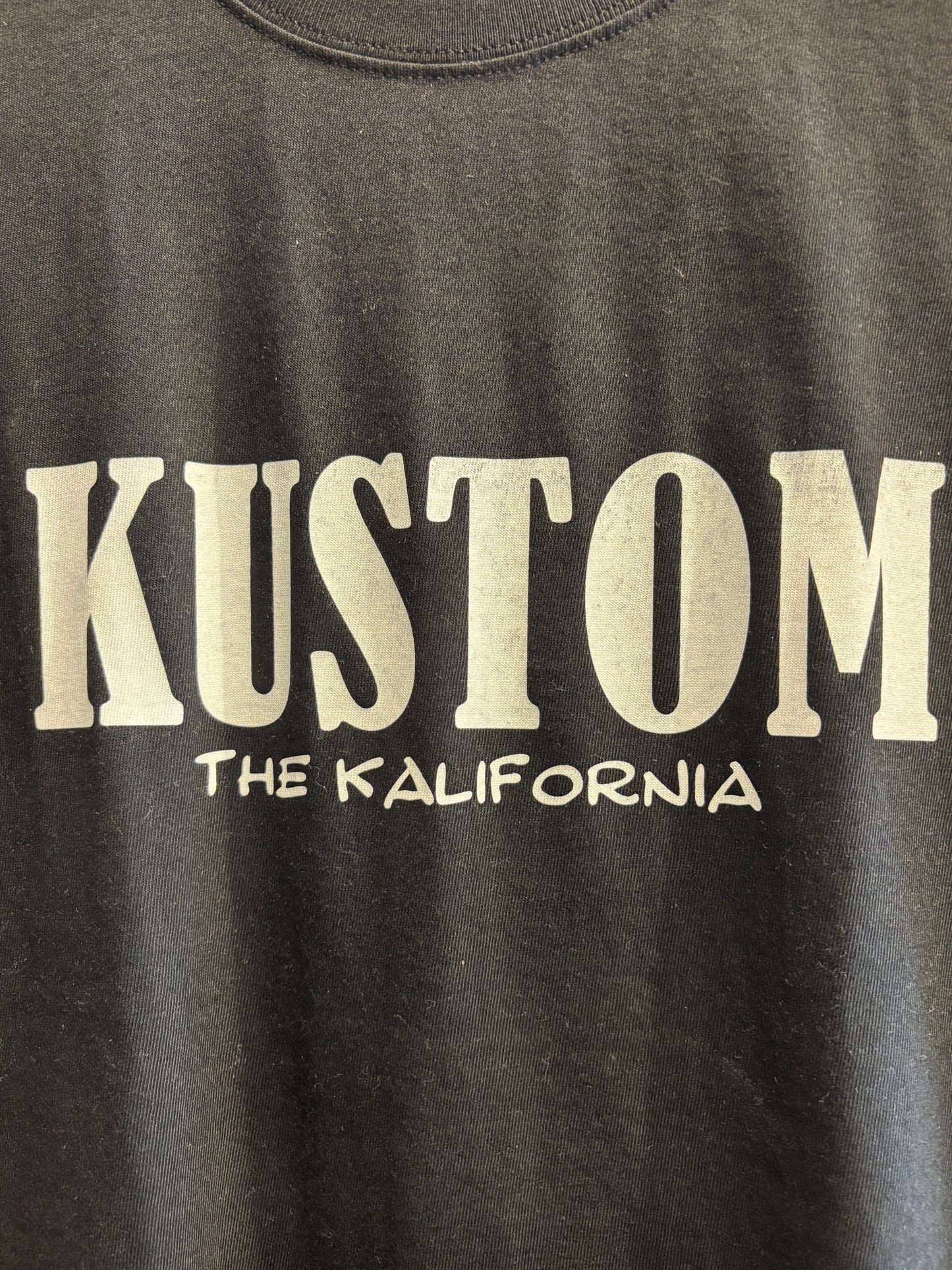 THE KALIFORNIA「KUSTOM KULTURE WORD TEE」THE NASH.氏監修「KUSTOM」ブラック