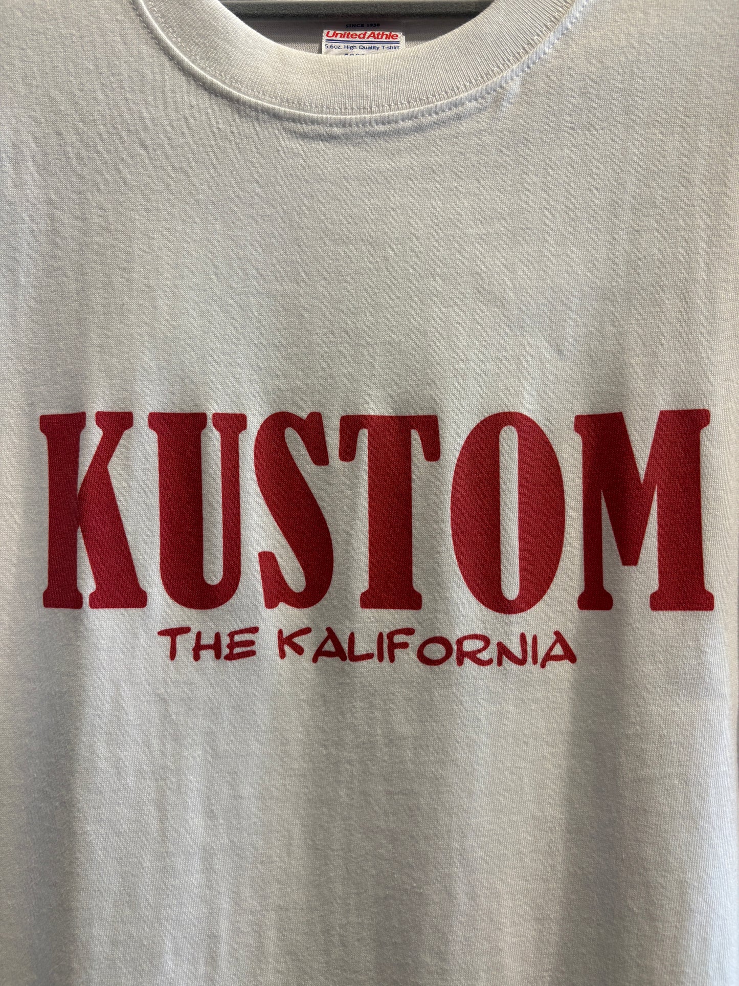 THE KALIFORNIA「KUSTOM KULTURE WORD TEE」THE NASH.氏監修「KUSTOM」ホワイト
