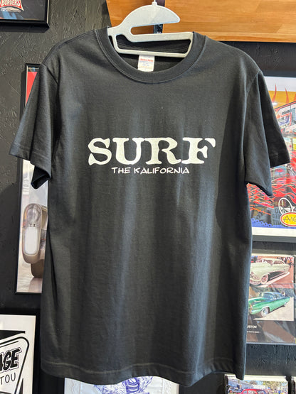THE KALIFORNIA「KUSTOM KULTURE WORD TEE」THE NASH.氏監修「SURF」ブラック