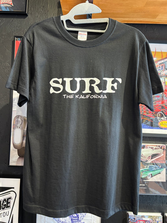 THE KALIFORNIA「KUSTOM KULTURE WORD TEE」THE NASH.氏監修「SURF」ブラック