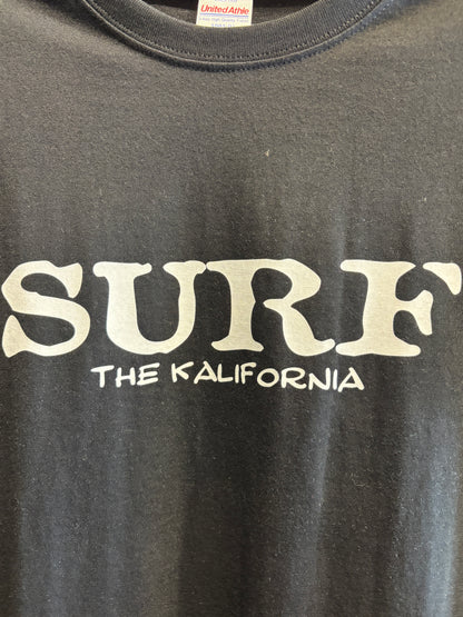 THE KALIFORNIA「KUSTOM KULTURE WORD TEE」THE NASH.氏監修「SURF」ブラック