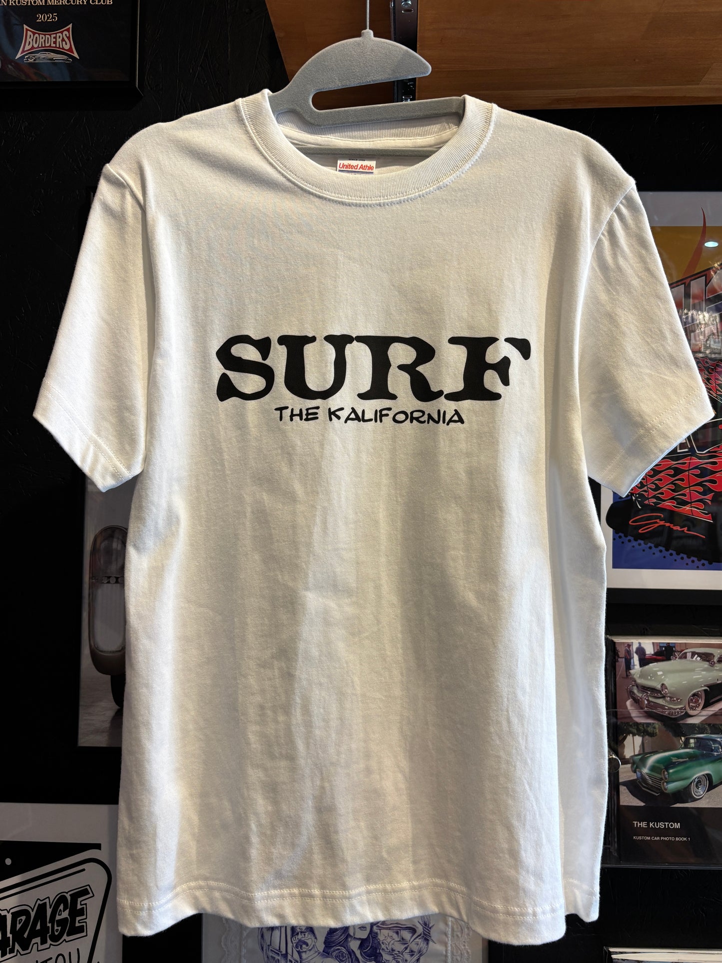 THE KALIFORNIA「KUSTOM KULTURE WORD TEE」THE NASH.氏監修「SURF」ホワイト