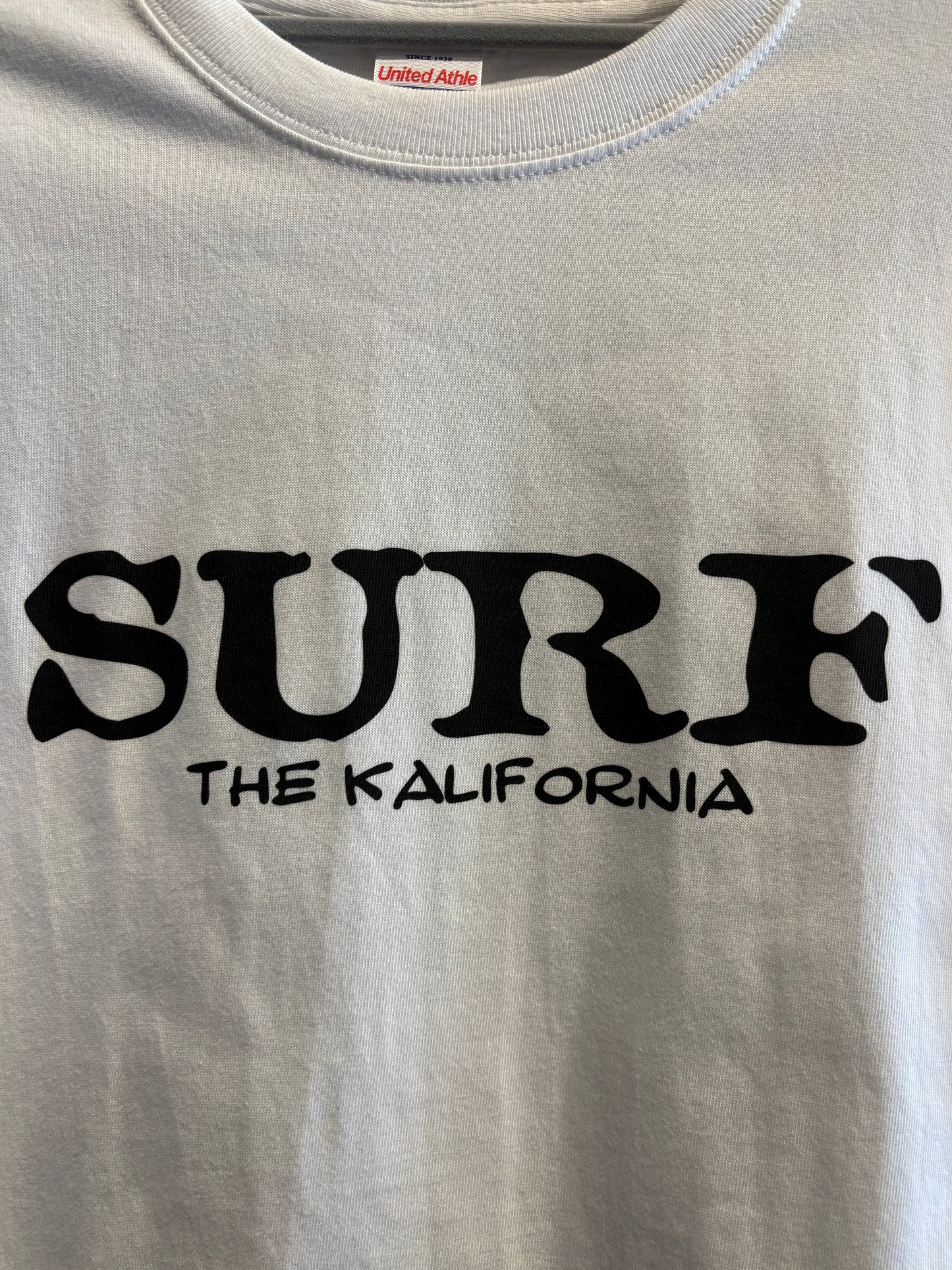 THE KALIFORNIA「KUSTOM KULTURE WORD TEE」THE NASH.氏監修「SURF」ホワイト