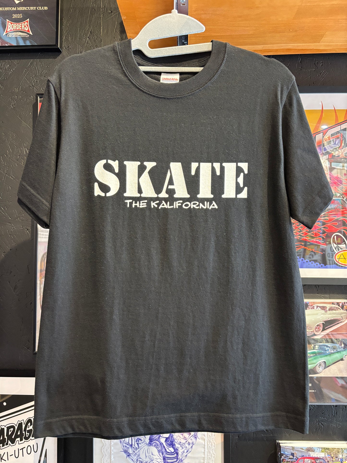 THE KALIFORNIA「KUSTOM KULTURE WORD TEE」THE NASH.氏監修「SKATE」ブラック
