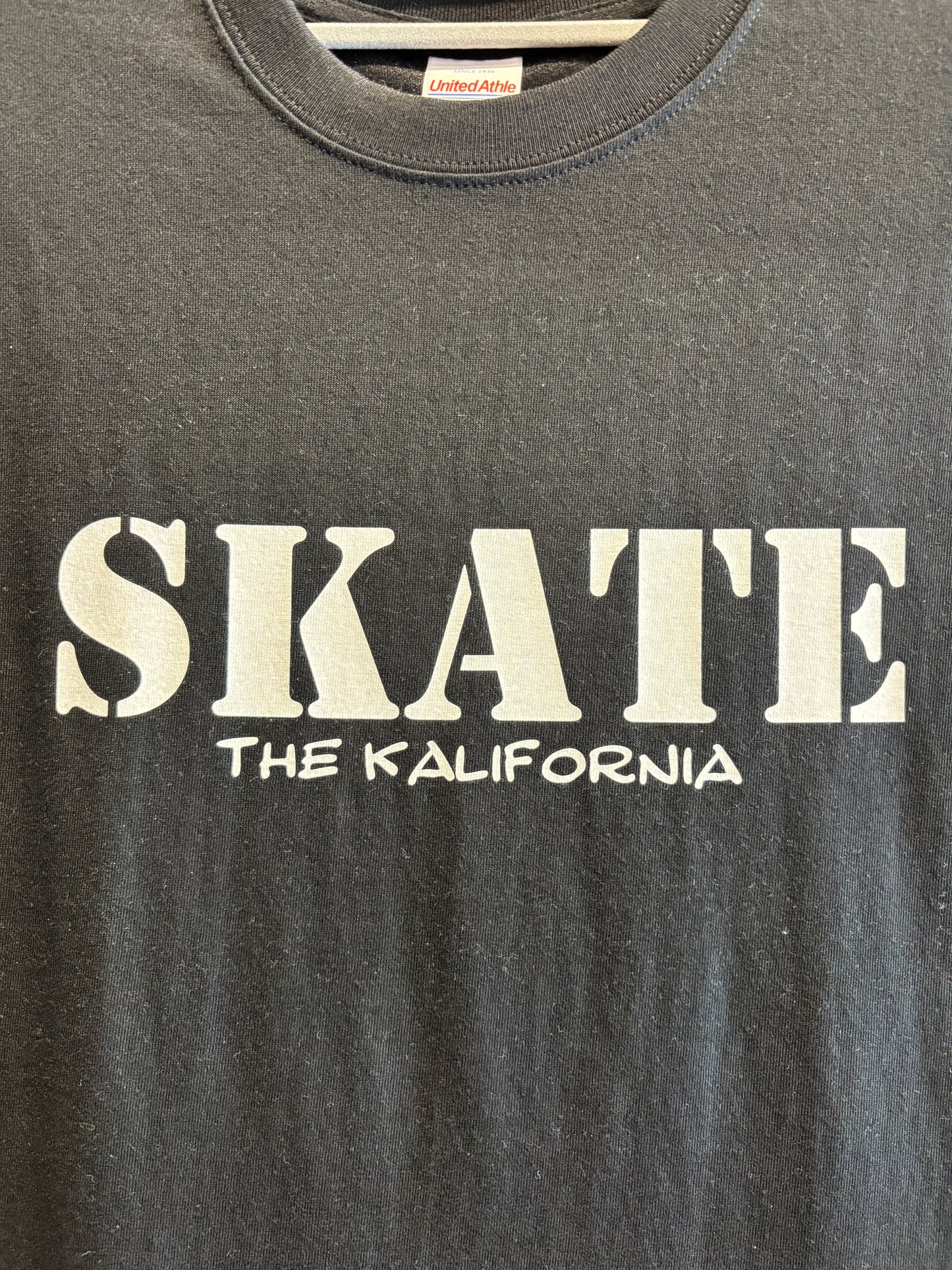 THE KALIFORNIA「KUSTOM KULTURE WORD TEE」THE NASH.氏監修「SKATE」ブラック