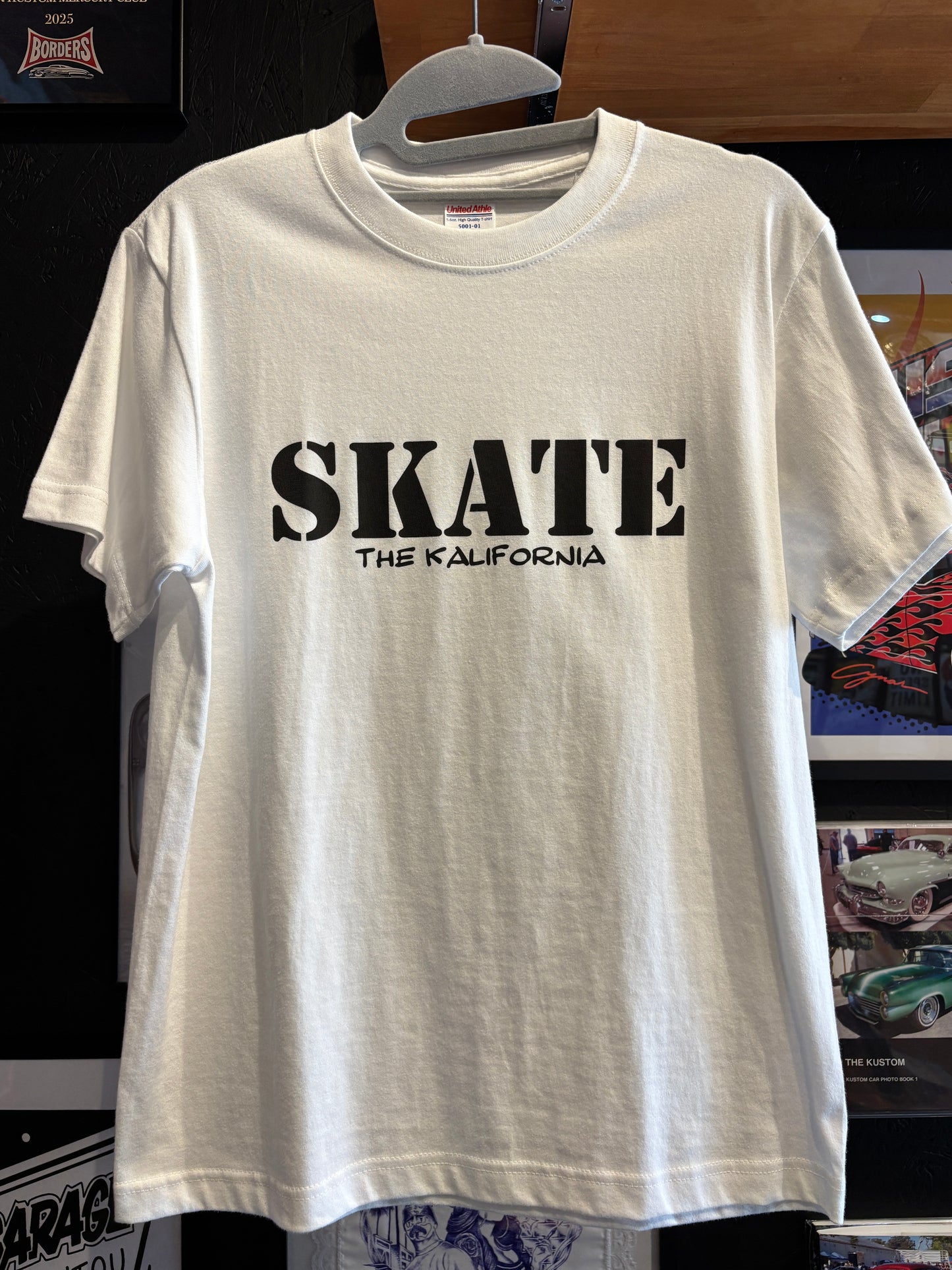 THE KALIFORNIA「KUSTOM KULTURE WORD TEE」THE NASH.氏監修「SKATE」ホワイト