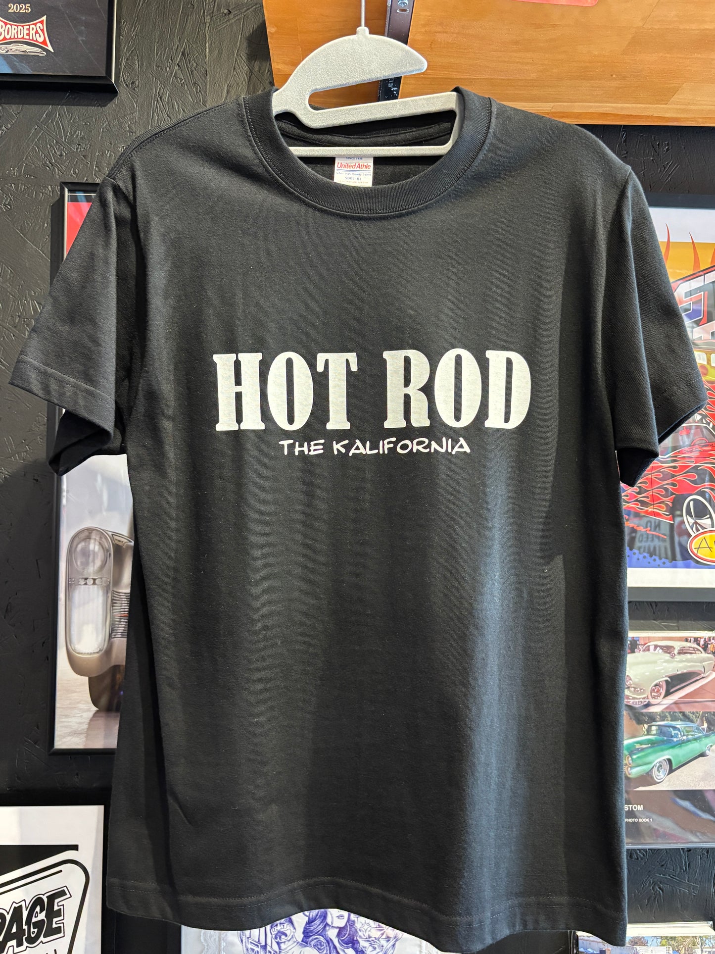 THE KALIFORNIA「KUSTOM KULTURE WORD TEE」THE NASH.氏監修「HOT ROD」ブラック