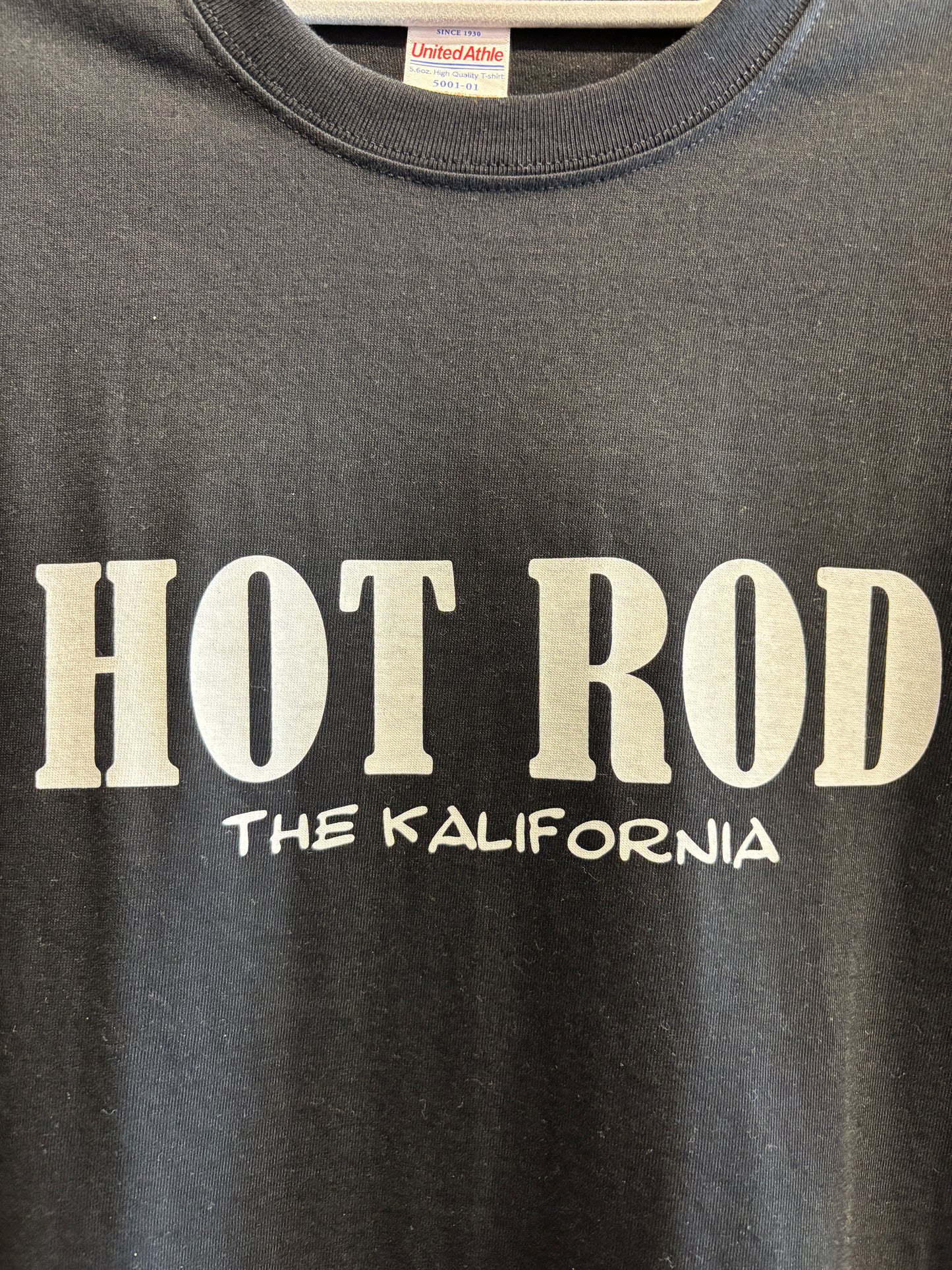 THE KALIFORNIA「KUSTOM KULTURE WORD TEE」THE NASH.氏監修「HOT ROD」ブラック