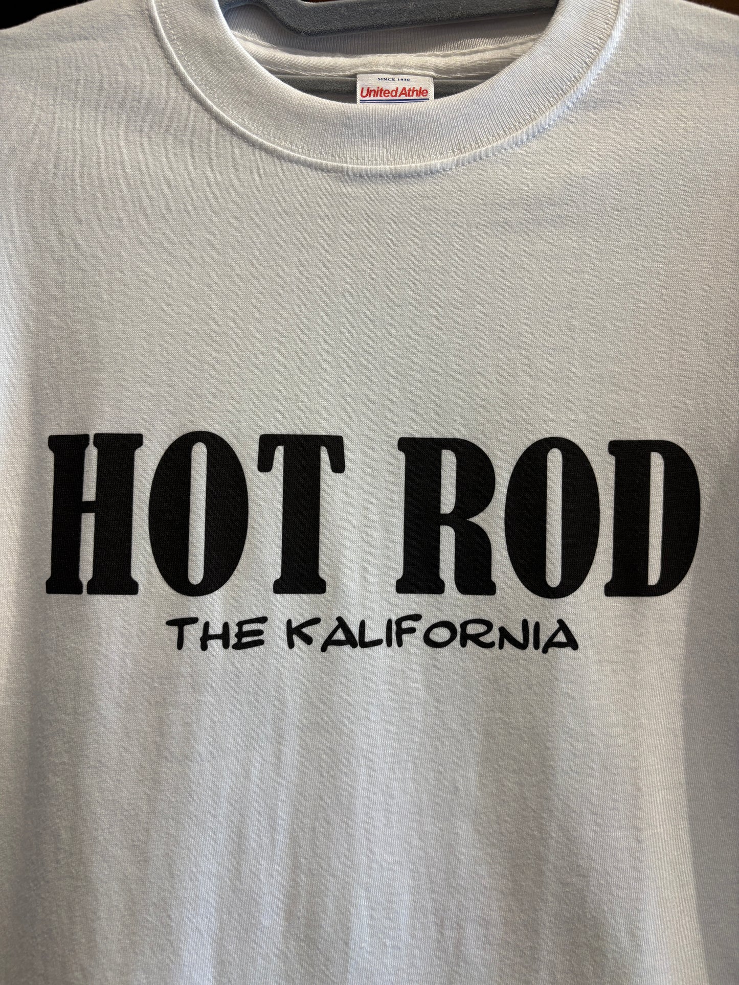 THE KALIFORNIA「KUSTOM KULTURE WORD TEE」THE NASH.氏監修「HOT ROD」ホワイト