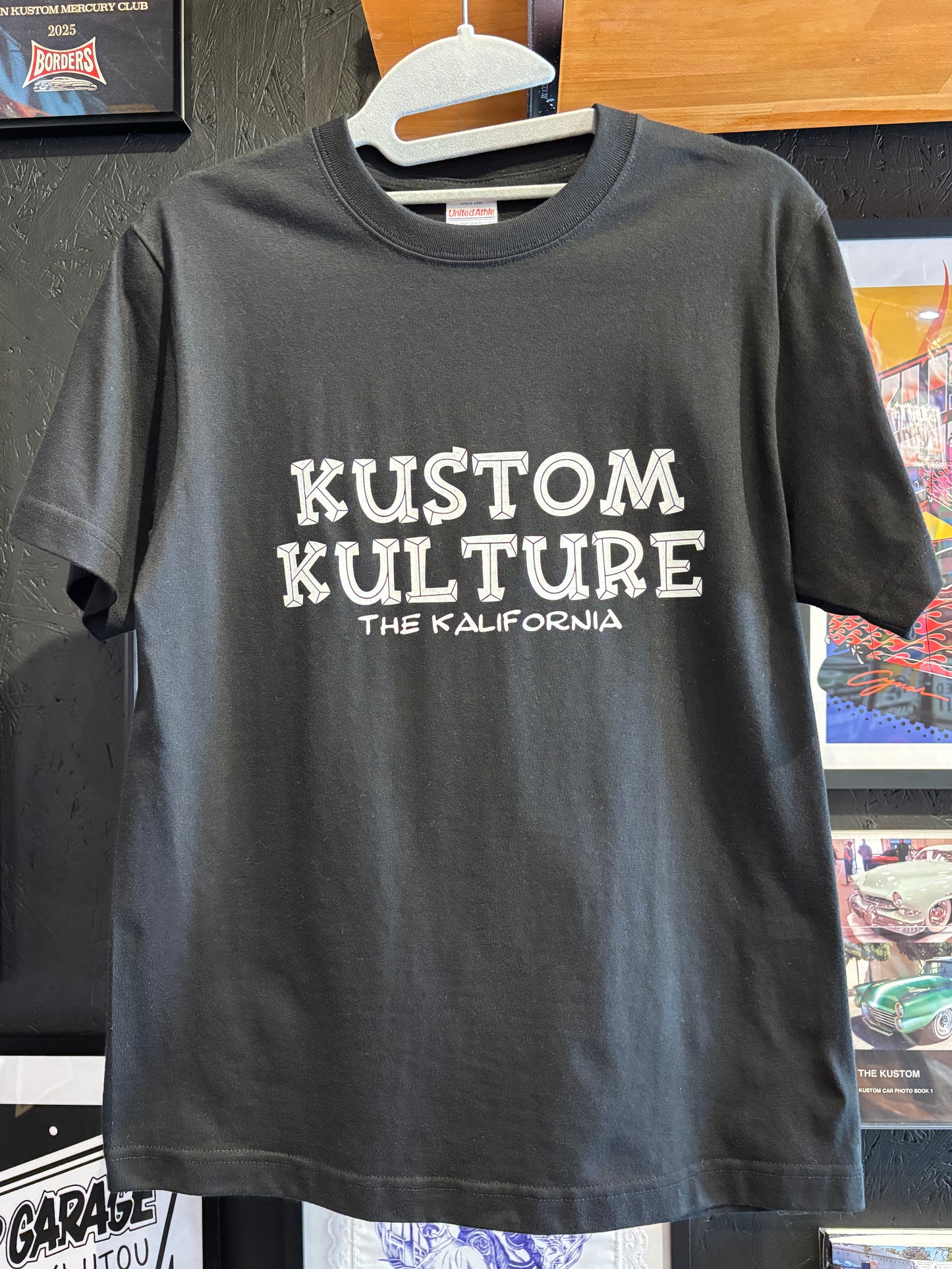 THE KALIFORNIA「KUSTOM KULTURE WORD TEE」THE NASH.氏監修「K.K」ブラック
