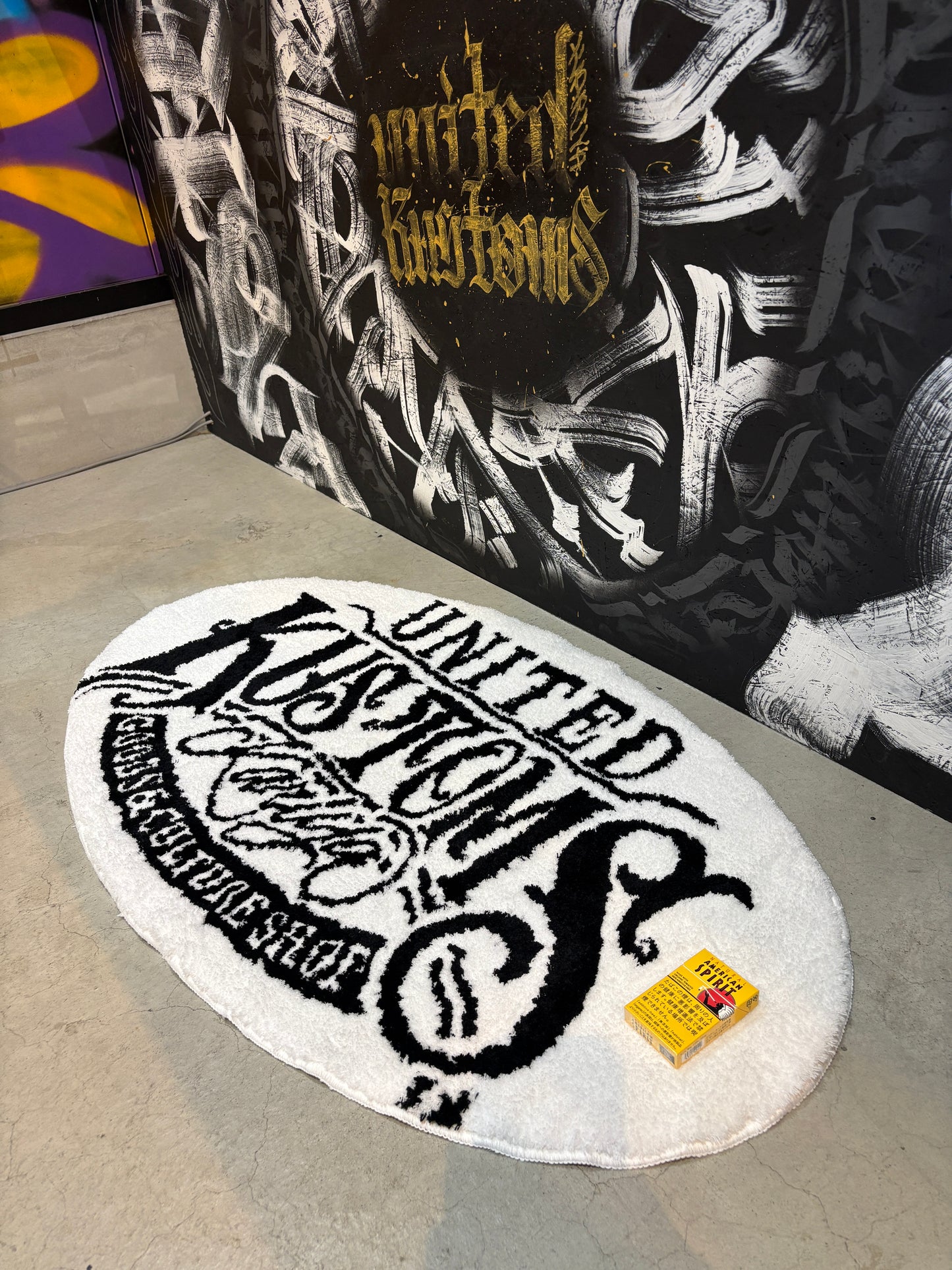 UNITED KUSTOMS　「ORIGINAL LOGO RUG」ラグマット　フワモコ